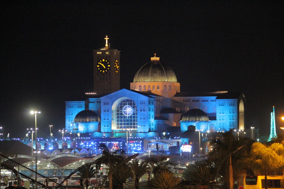 Desde a madrugada, fiéis chegavam para festejar o Dia da Padroeira em Aparecida (Foto: Carlos Santos/G1)
