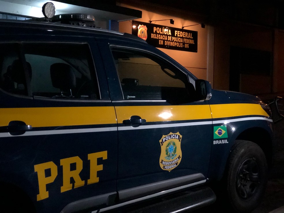 Ex-comandante geral e subtenente reformado da PM de Alagoas foram presos pela PRF em Itatiaiuçu e levados para a Delegacia da PolÃcia Federal em Divinópolis â?? Foto: Matheus Garrôcho/G1