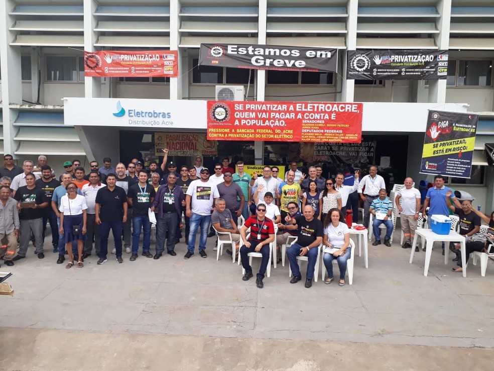 Funcionários da Eletroacre fizeram ato na sede da empresa (Foto: Divulgação)