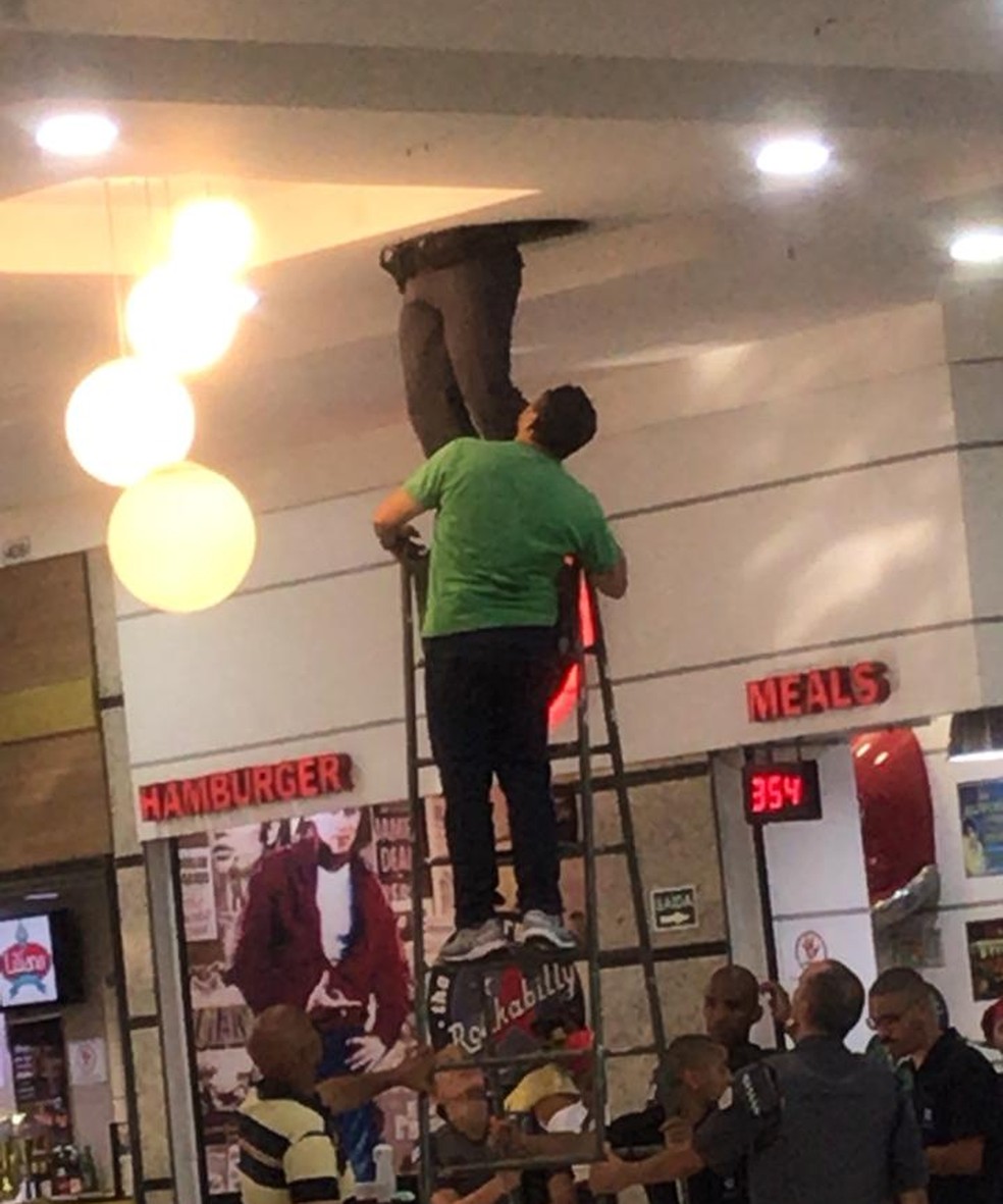 Ladrão foi encontrado preso em tubulação de ar condicionado de shopping, em São Vicente (SP) â?? Foto: G1 Santos