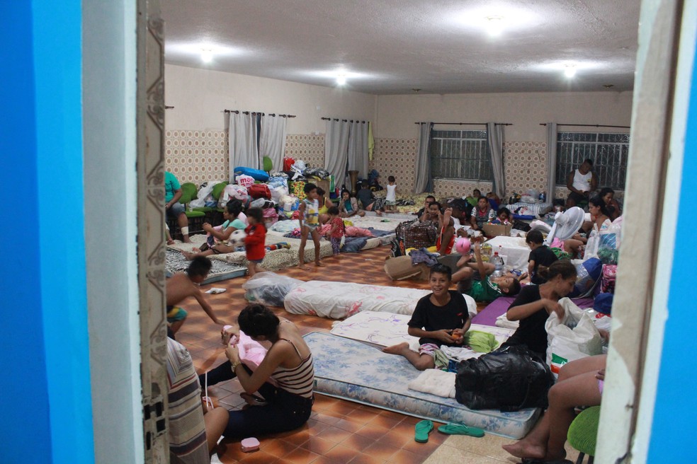 VÃtimas dormem em abrigo improvisado â?? Foto: Rickardo Marques/G1 AM