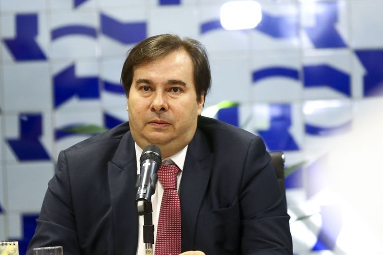 O presidente da Câmara dos Deputados, Rodrigo Maia, coordena reunião de lÃderes partidários.