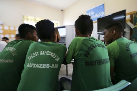 Alunos da escola estadual Raymundo Sá, no municÃpio de Autazes, interagem virtualmente com professores e alunos durante aula a distância produzida no Centro Nacional de MÃdias de Educação.