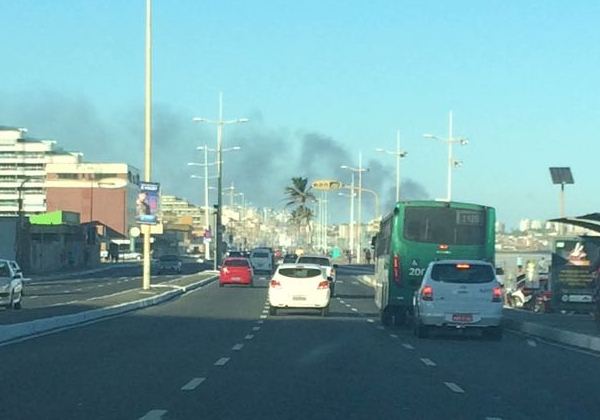 Fumaça pode ser vista da Orla de Salvador (Foto: Clara Rellstab/Bahia.ba)