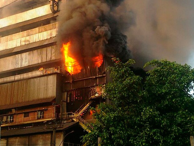 Fogo atingiu prédio de empresa na manhã desta terça-feira (13) (Foto: Divulgação/ Corpo de Bombeiros)