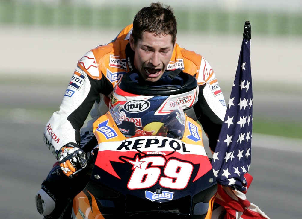 Nicky Hayden, comemorando o título da MotoGP, em 2006, pela equipe Honda (Foto: AP Photo/Bernat Armangue)