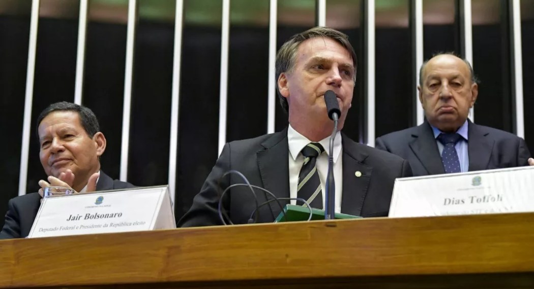 Resultado de imagem para Bolsonaro volta a BrasÃlia para discutir Previdência e se reunir com presidentes de tribunais