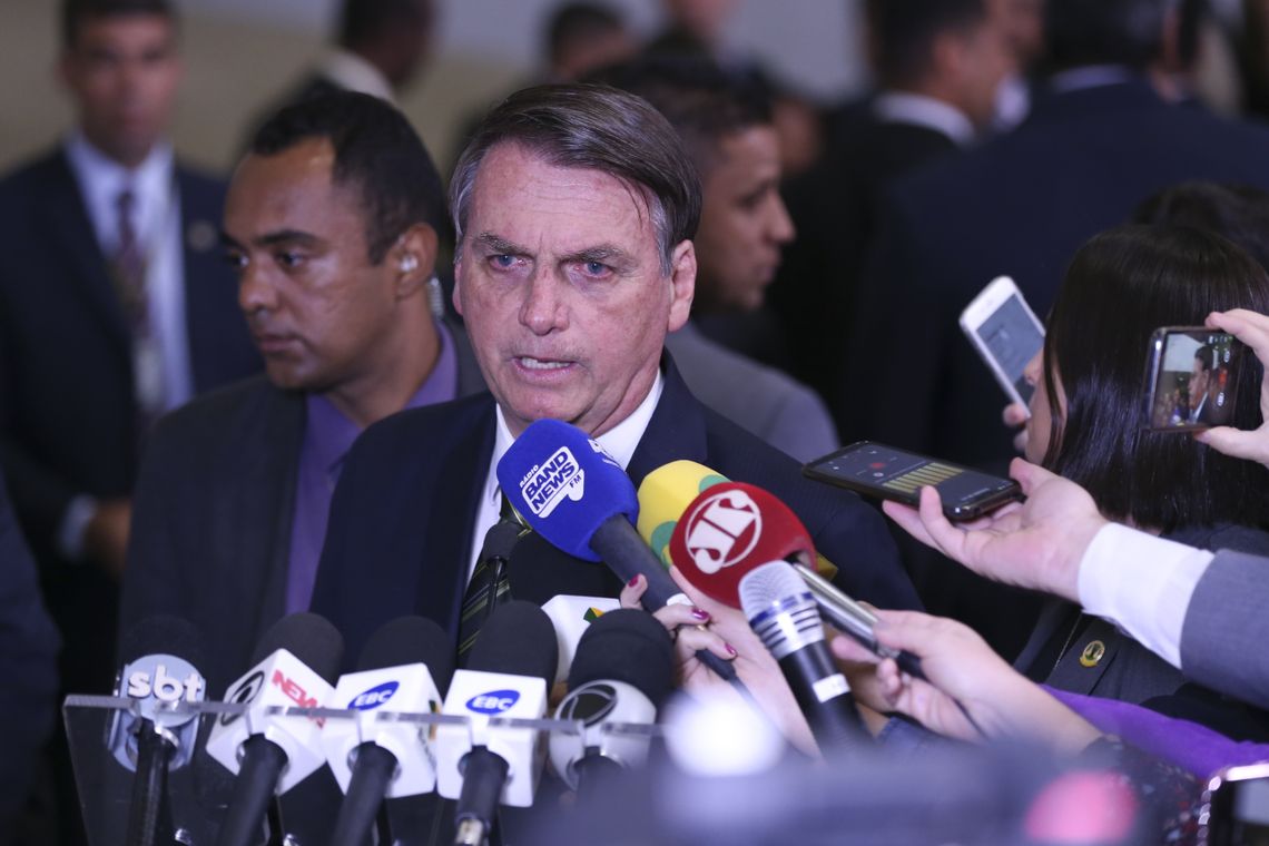 O presidente Jair Bolsonaro fala à imprensa após cerimônia da assinatura de atos de revisão e modernização das normas regulamentadoras da saúde e segurança do trabalho, no Palácio do Planalto.