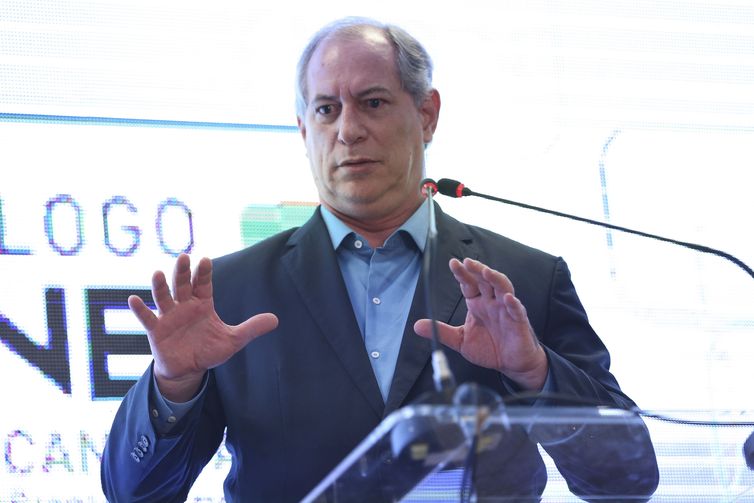 O candidato Ã  PresidÃªncia da RepÃºblica, Ciro Gomes, do PDT, discursa durante o evento, DiÃ¡logos Eleitor, realizado pela UniÃ£o Nacional de Entidades do ComÃ©rcio e ServiÃ§os (Unecs).