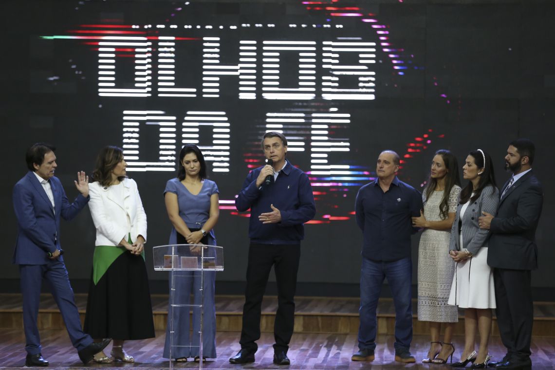 O presidente Jair Bolsonaro, a primeira-dama Michelle Bolsonaro e o ministro da Casa Civil, Onyx Lorenzoni, participam da Celebração Internacional 2019 "Conquistando pelos Olhos da Fé", na Igreja Sara Nossa Terra.