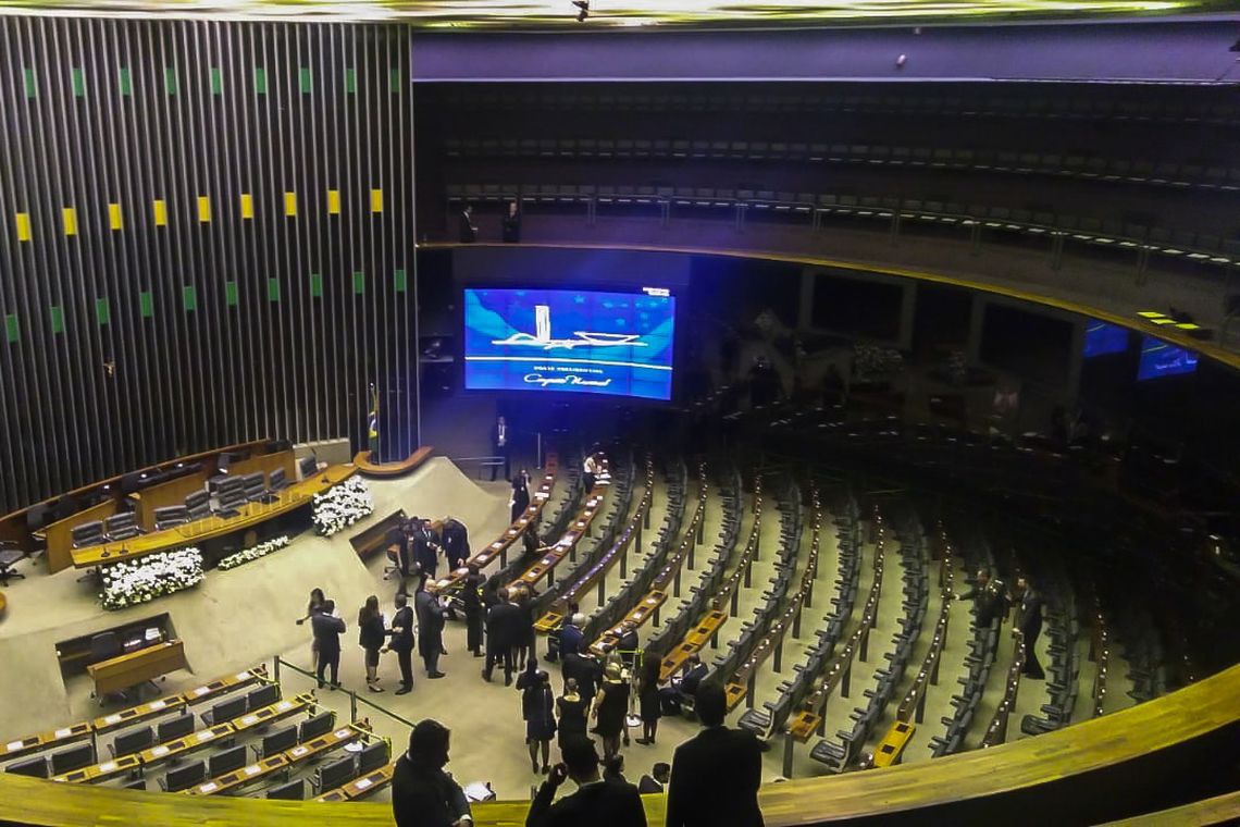PolÃcia Legislativa faz uma última varredura completa do plenário da Câmara, onde ocorrerá a cerimônia de posse do presidente eleito Jair Bolsonaro.