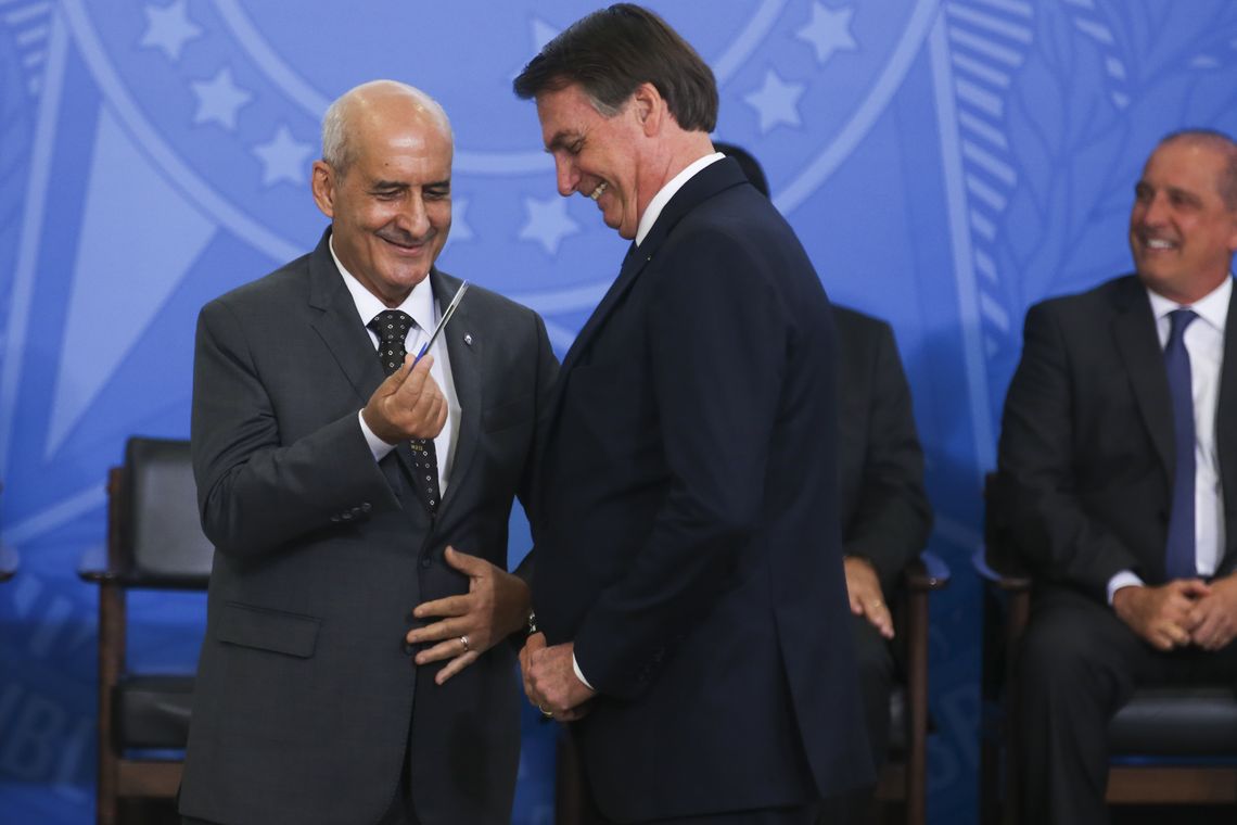 O presidente Jair Bolsonaro dá posse ao ministro da Secretaria de Governo, Luiz Eduardo Ramos