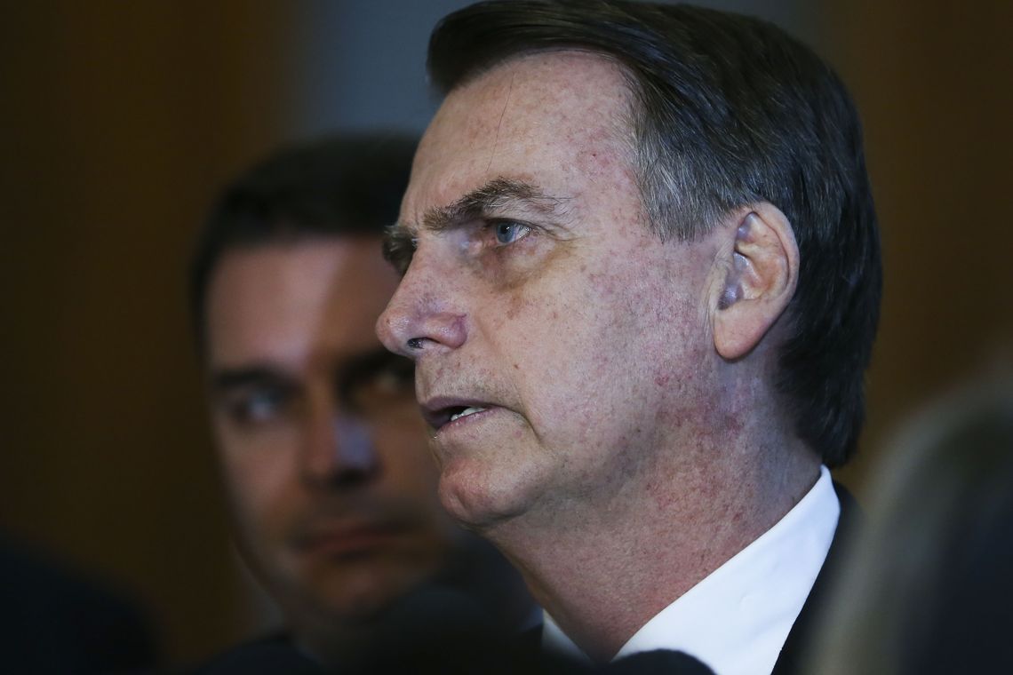 O presidente eleito, Jair Bolsonaro, conversa com jornalistas após visita ao Comando da Aeronáutica,em BrasÃlia