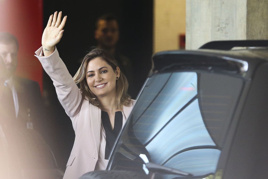 A futura primeira-dama Michelle Bolsonaro chega a BrasÃlia para a primeira viagem à cidade onde nasceu, depois da eleição do marido, Jair Bolsonaro. A agenda dela inclui visitas ao Palácio do Alvorada e à Granja do Torto.
