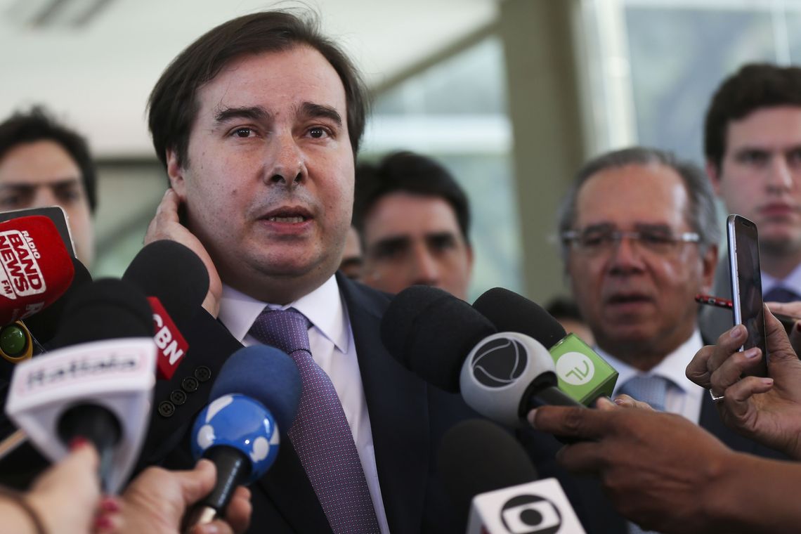 O presidente da Câmara, Rodrigo Maia fala com jornalistas após encontro com o ministro da Economia, Paulo Guedes.