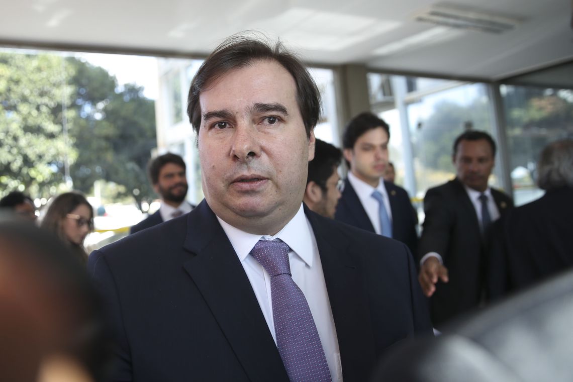 O presidente da Câmara, Rodrigo Maia fala com jornalistas após encontro com o ministro da Economia, Paulo Guedes.