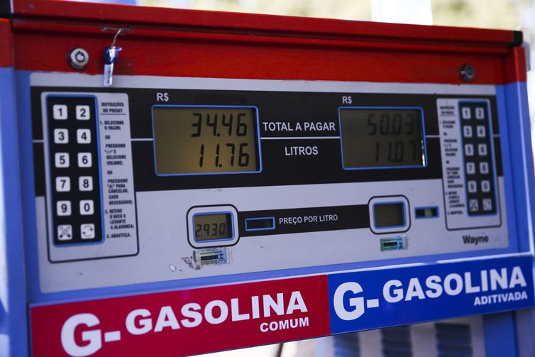 Posto de combustÃveis do DF vende gasolina com desconto no Dia de Liberdade de Impostos.