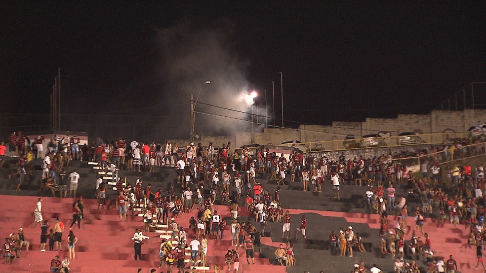Polícia joga bombas de efeito moral para controlar ação de membros de torcida organizada (Foto: Joselito Gomes / TV Bahia)