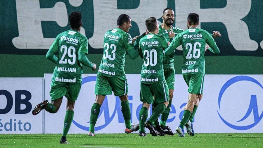 Jogadores da Chapecoense comemoram gol contra o Avaí no primeiro duelo das quartas do Catarinense - Márcio Cunha/ACF