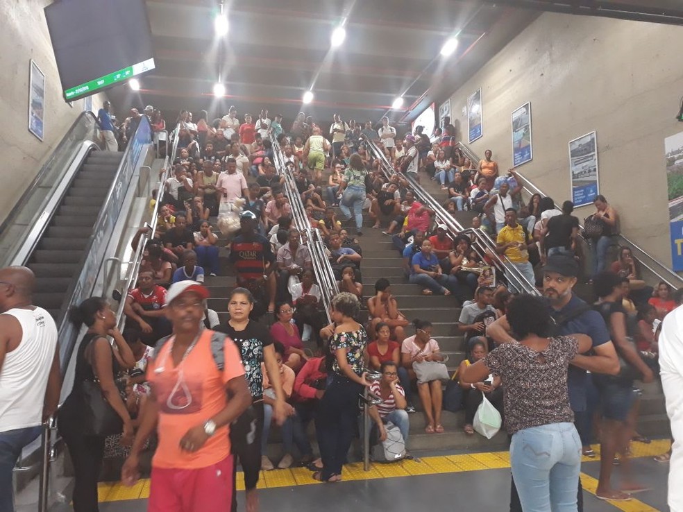EstaÃ§Ã£o da Lapa lotada: passageiros Ã  espera de transporte apÃ³s apagÃ£o (Foto: Maiana Belo/G1)