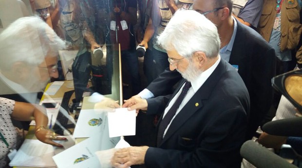 Líder do PSOL na Câmara, deputado Ivan Valente (SP), protocola pedido de impeachment de Michel Temer (Foto: Bernardo Caram/G1)