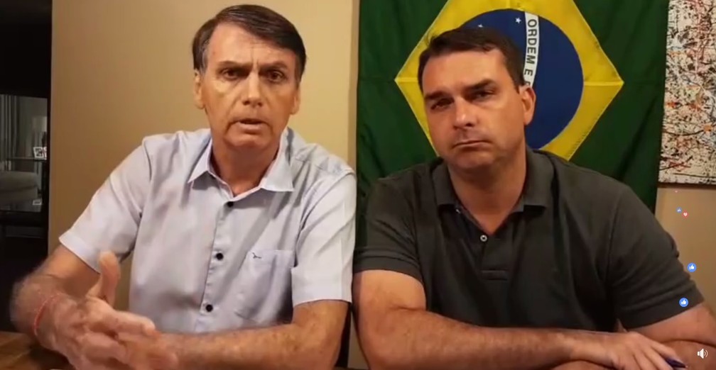 Jair Bolsonaro ao lado do filho mais velho, o senador eleito Flávio Bolsonaro (PSL) â?? Foto: Reprodução, Facebook
