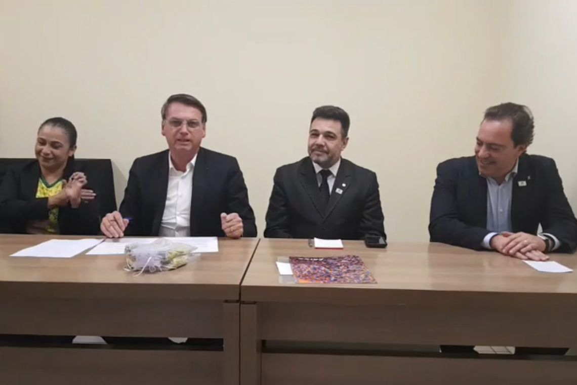 O presidente Jair Bolsonaro faz transmissão ao vivo para redes sociais, em Belém, no Pará.