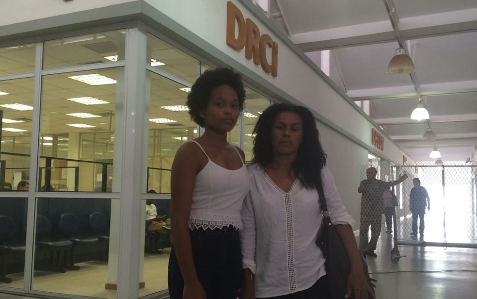 Participante do The Voice foi com a mãe à DRCI para registrar queixa contra ofensas na internet (Foto: Alessandro Ferreira/G1)