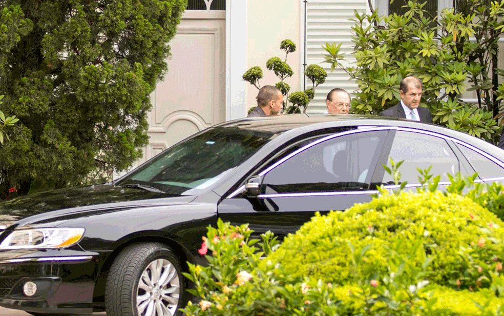 Maluf deixa residência nos Jardins rumo à PF (Foto: Marcelo Gonçalves/Estadão Conteúdo)