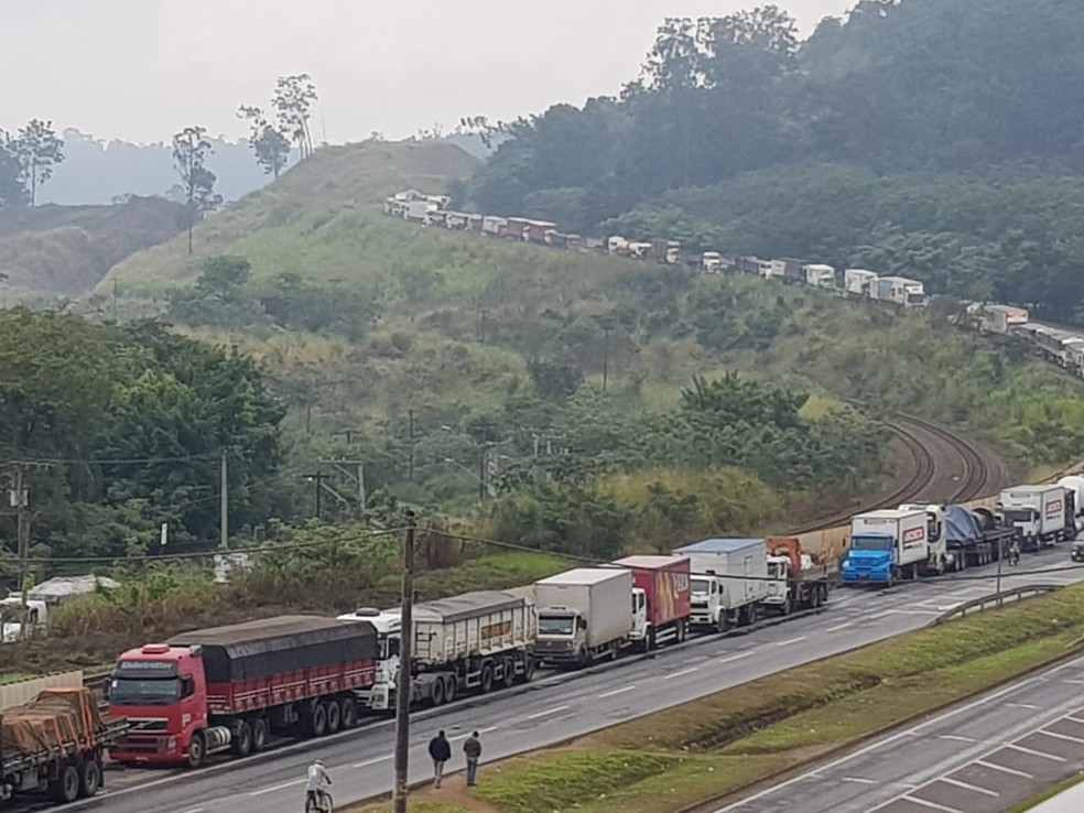 Manifestação à s margens da BR-381 em Ipatinga se estende por oito quilômetros (Foto: PatrÃcia Belo/G1)