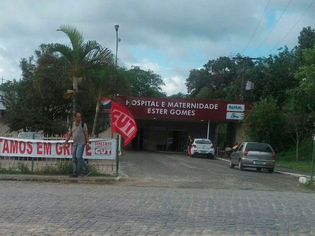 Faixa anunciando a greve foi estendida na entrada na maternidade, na Bahia (Foto: Divulgação / Sintesi)