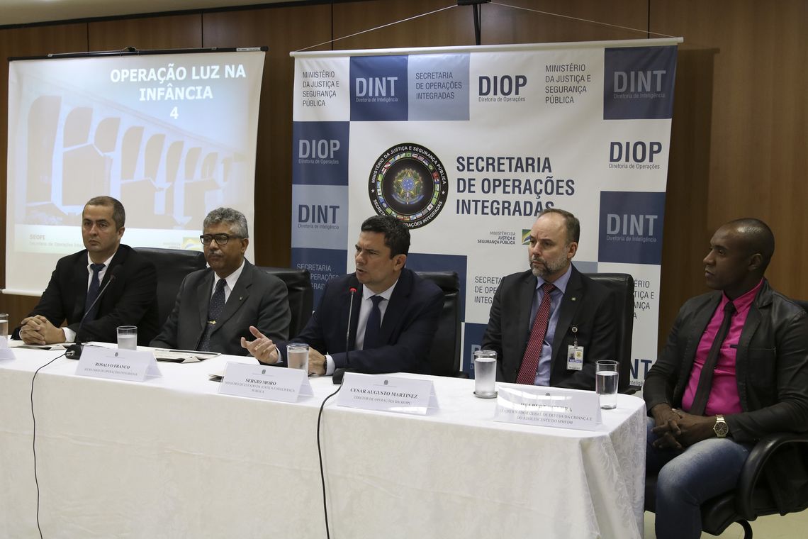 O ministro da Justiça e Segurança Pública, Sergio Moro, fala sobre a Operação Luz da Infância 4, que cumpre mandados de busca e apreensão contra acusados de crimes de abuso e exploração sexual de crianças e adolescentes na internet.