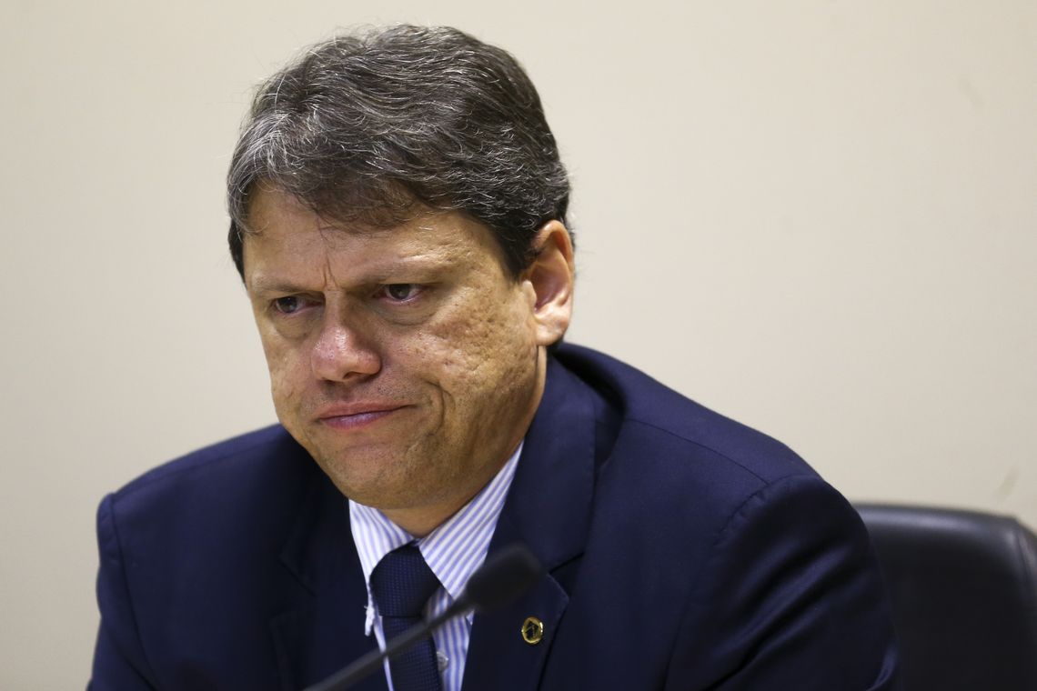O ministro da Infraestrutura, TarcÃsio Gomes de Freitas, durante cerimônia para assinatura de portarias que vão alterar as áreas de poligonais de 16 portos organizados do Brasil.