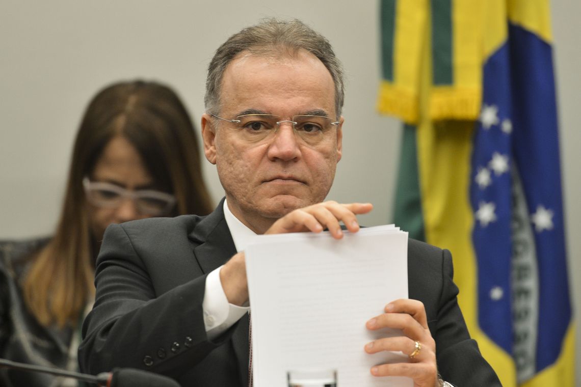 O relator da proposta de reforma da Previdência (PEC 06/19), deputado Samuel Moreira, durante sessão para apresentação do seu parecer sobre o projeto durante reunião da Comissão Especial que analisa o texto.