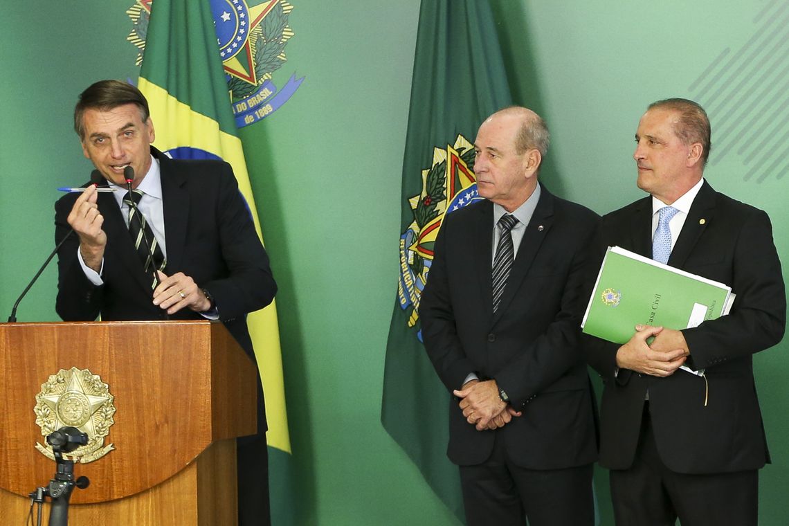 O presidente Jair Bolsonaro, o ministro da Defesa, Fernando Azevedo, e o ministro da Casa Civil, Onyx Lorenzoni, durante cerimônia de assinatura do decreto que flexibiliza a posse de armas no paÃs.