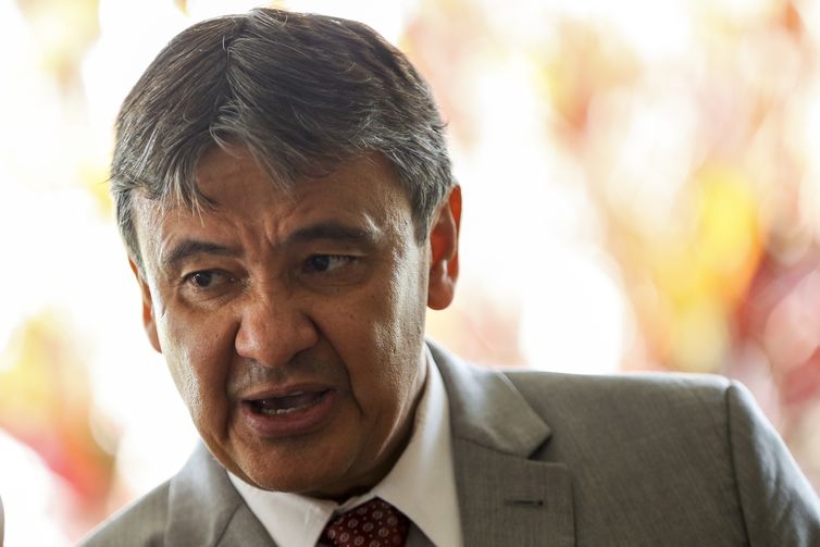 O governador reeleito do PiauÃ, Wellington Dias, após reunião dos governadores eleitos dos estados do nordeste, em BrasÃlia.