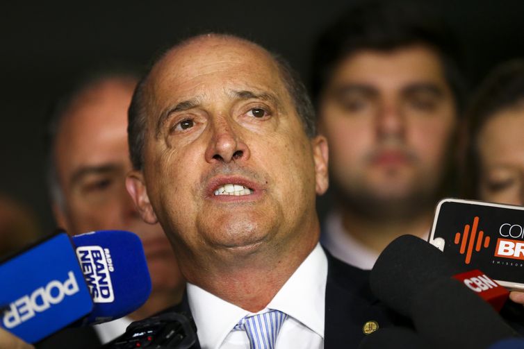 O ministro da Casa Civil, Onyx Lorenzoni, fala após reunião com os presidentes do Senado, Davi Alcolumbre, da Câmara, Rodrigo Maia, o lÃder do governo no Senado, Fernando Bezerra e a lÃder do governo no Congresso, Joice Hasselmann.