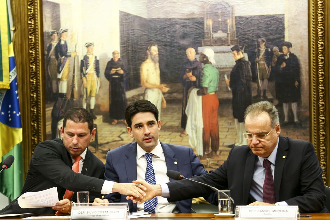 O presidente da comissão especial da reforma da Previdência, deputado Marcelo Ramos, o vice-presidente Silvio Costa Filho, e o relator Samuel Moreira, durante sessão de instalação.