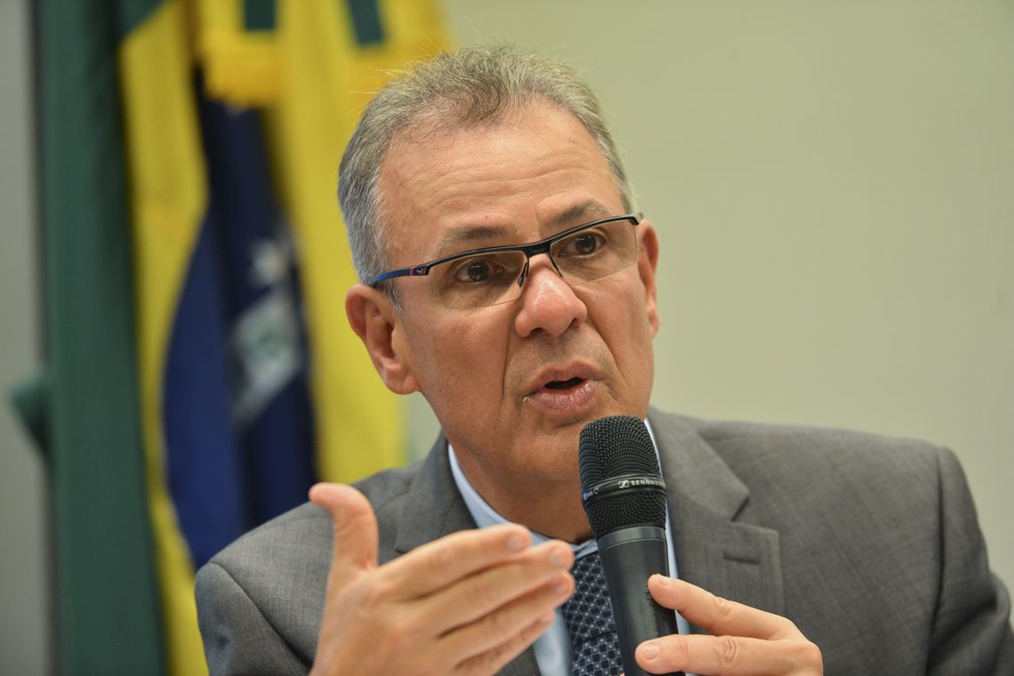 O ministro de Minas e Energia, Bento Albuquerque, participa de audiência pública, promovida pela Comissão de Minas e Energia da Câmara dos Deputados, para debater o plano do governo para o desenvolvimento do setor de energia no Brasil.