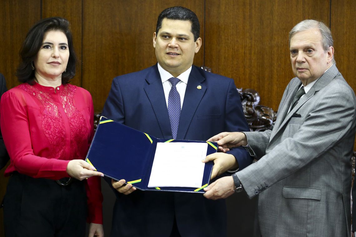 A presidente da CCJ, senadora Simone Tebet, o presidente do Senado, Davi Alcolumbre, e o senador Tasso Jereissati durante entrega do relatório da reforma da Previdência.