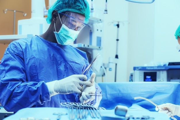 Resultado de imagem para fotos de medicos realizando cirurgias