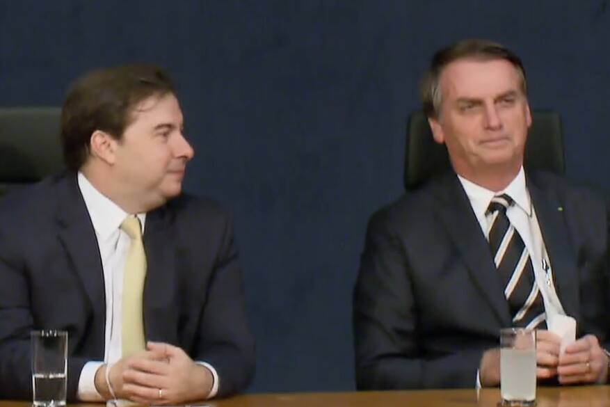 Resultado de imagem para 'Com a caneta eu tenho mais poder do que você', diz Bolsonaro a Maia