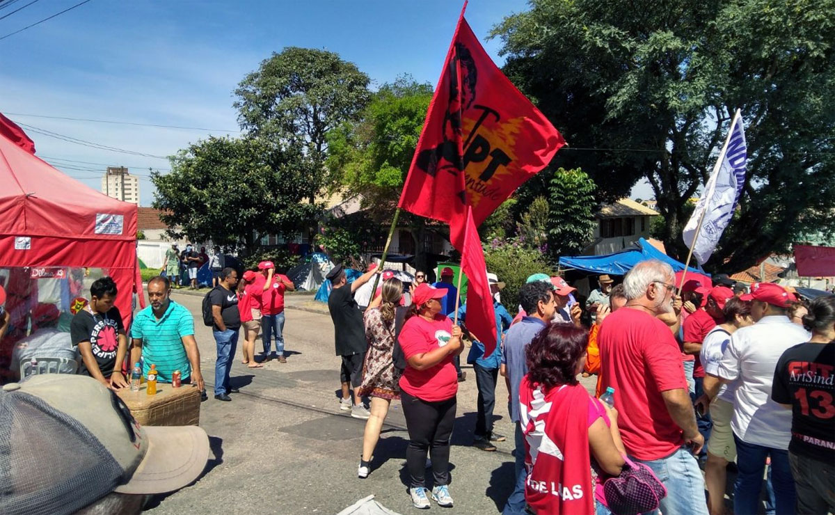 Resultado de imagem para Em Curitiba, eleitor de Bolsonaro lucra com apoiadores de Lula