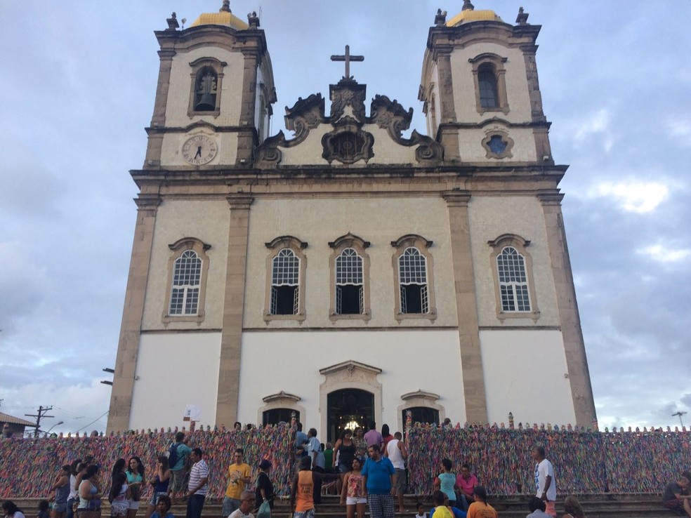 FiÃ©is seguem tradiÃ§Ã£o e vÃ£o subir a Colina Sagrada para pedir benÃ§Ã£os e agradecer ao Senhor do Bonfim â?? Foto: Anna ValÃ©ria/ TV Bahia