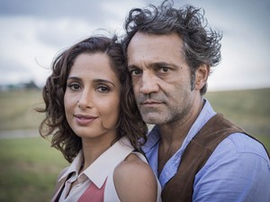 Domingos Montagner e Camila Pitanga como os personagem Santo e Tereza, durante gravações da novela 'Velho Chico' (Foto: Caiuá Franco/TV Globo)