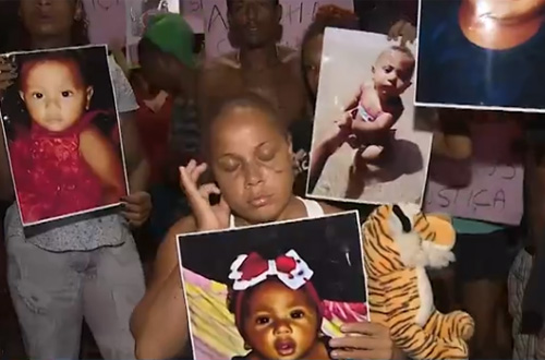 Resultado de imagem para Morre bebê atingido por bomba de gás lançada por PMs na Bahia