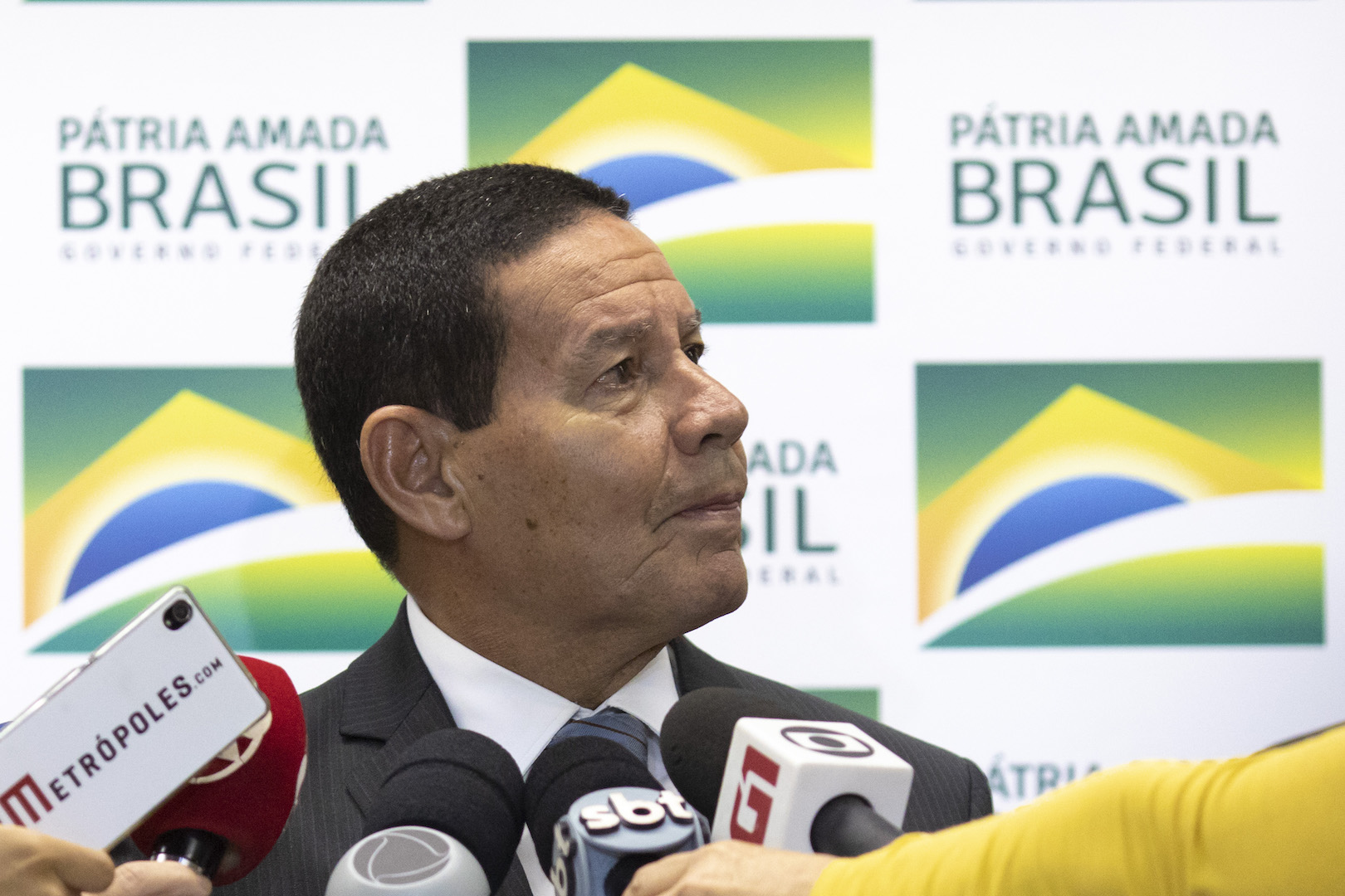 Resultado de imagem para Mourão dá parabéns a condecorados e evita comentar homenagem a Olavo de Carvalho