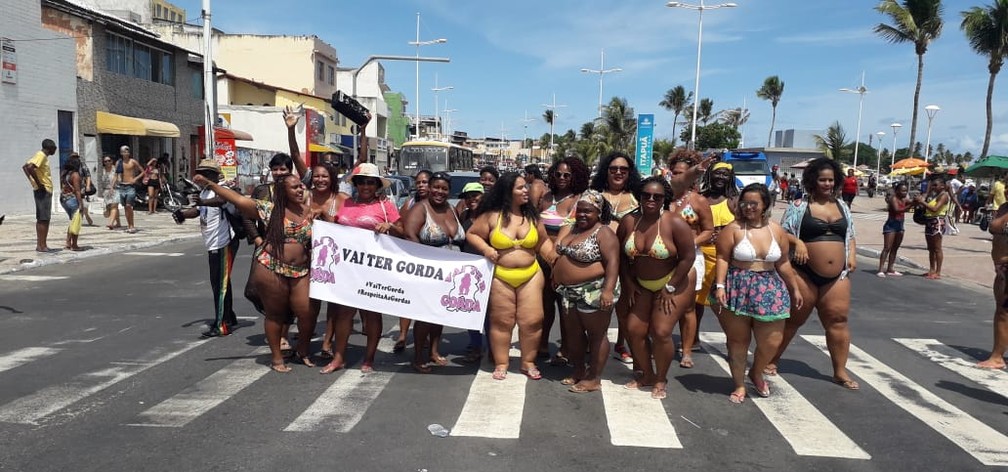 Movimento "Vai Ter Gorda" reuniu mulheres na praia de Itapuã, em Salvador, neste domingo (13), em combate ao preconceito sofrido pelas pessoas que estão acima do peso. â?? Foto: Arquivo Pessoal