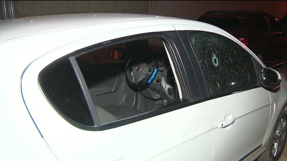 Tiro foi disparo contra o carro que a famÃ­lia estava, em JoÃ£o Pessoa (Foto: ReproduÃ§Ã£o/TV Cabo Branco)