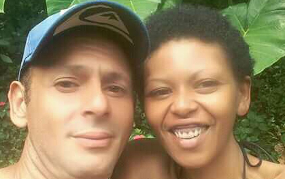 Sheron Chaves Monteiro, morta na noite de sexta-feira, acompanhada pelo companheiro, Alex Alexandre Ferreira, suspeito de tê-la queimado â?? Foto: Arquivo pessoal